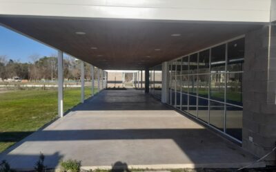 Pórtico de Acceso y Amenities La Arbolada